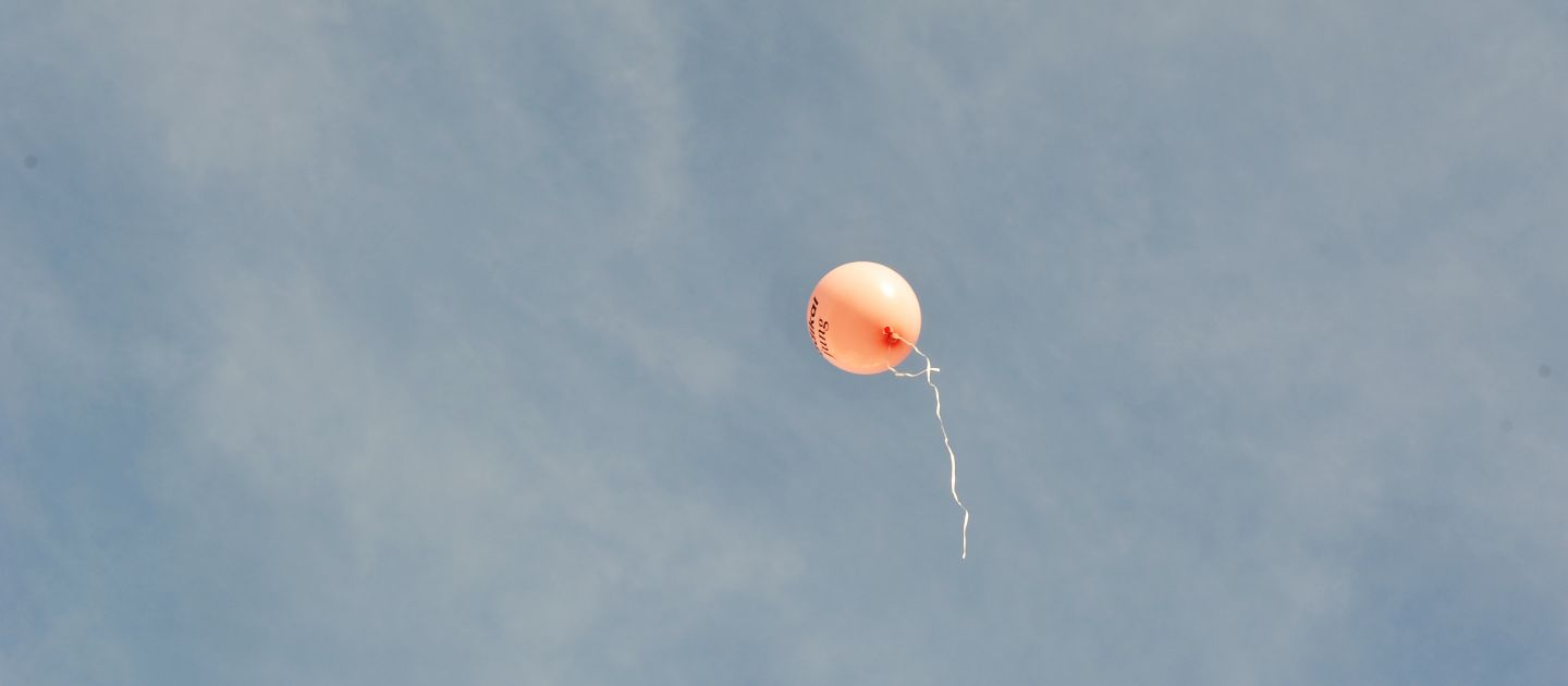 Das Foto zeigt einen Ballon, der in den Himmel aufsteigt.