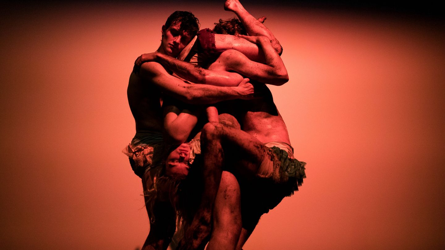 Ein Foto des FUGUE FOUR-Ensembles in akrobatischer Verknotung miteinander.
