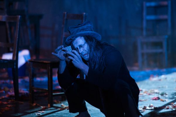 Das Bild zeigt den Boandlkramer, der auf dem Boden kniet und eine Grimasse zieht.