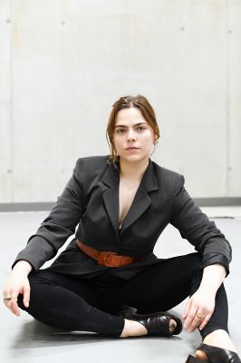 Luise Deborah Daberkow (c) Gabriela Neeb Das Foto zeigt die Schauspielerin Luise Deborah Daberkow sitzend