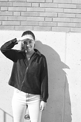 Das schwarz-weiße Foto zeigt Pola Jane O'mara stehend