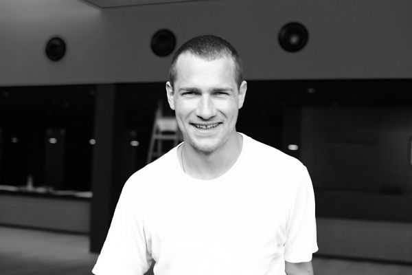 Portrait von Lukas Darnstädt in schwarz/weiß