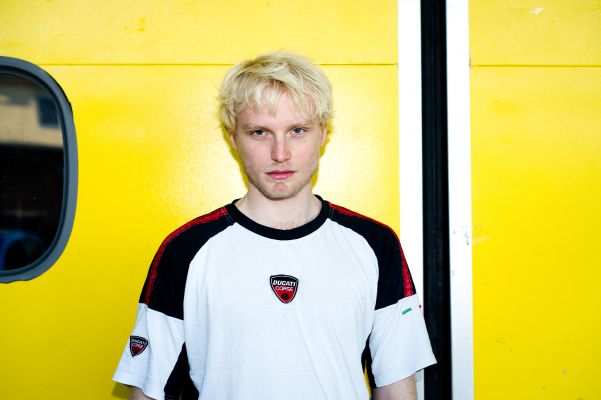 Portrait von Anton Nürnberg vor einer gelben Wand