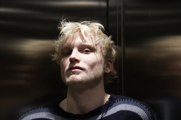 Portrait von Anton Nürnberg vor einem dunklen Hintergrund