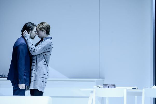 Alexandros Koutsoulis und Henriette Nagel in ihren Rollen stehen sich gegenüber und halten ihre Stirnen aneinander.