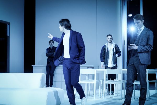 Das Ensemble steht auf der Bühne.