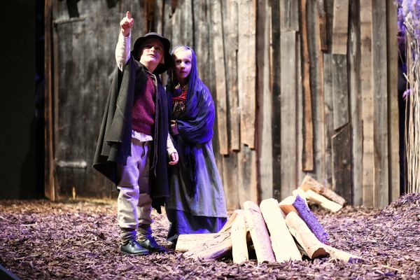 Krippenspiel (c) Gabriela Neeb Zwei Darstellende deutend auf etwas im Himmel.