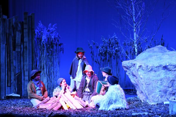 Krippenspiel (c) Gabriela Neeb Eine Gruppe sitzt um ein Lagerfeuer, einer spielt Akkordeon.