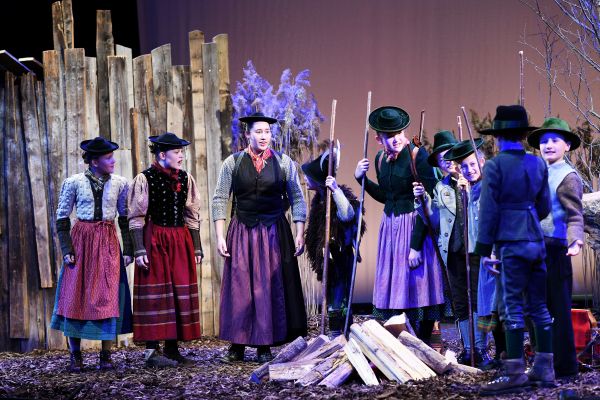 Krippenspiel (c) Gabriela Neeb Die Kinderdarsteller*innen stehen auf der Bühne um ein Lagerfeuer.