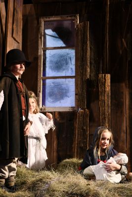 Krippenspiel (c) Gabriela Neeb Maria sitzt mit dem Jesus-Kind auf dem Stroh, neben ihr stehen Josef und ein Engel.