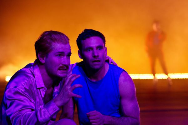 Die Rollen von Lukas Darnstädt und Jonathan Müller sitzen auf dem Boden und reden energisch miteinander.