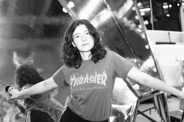 Portrait von Lena Brückner in schwarz weiß