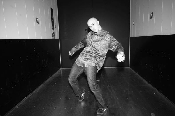 Ganzkörper Portrait von Nils Karsten in schwarz/weiß