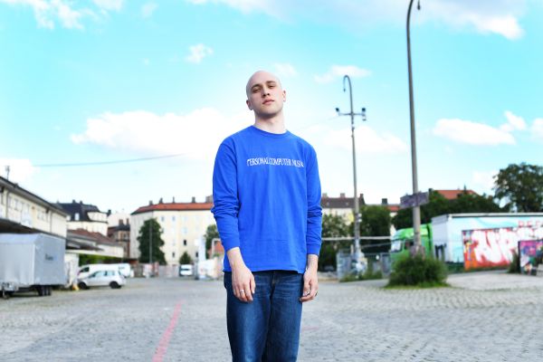 Portrait von Nils Karsten im Freien