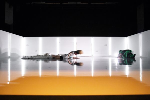 Liv Stapelfeldt in ihrer Rolle zieht sich über einen glänzend gelben Boden.