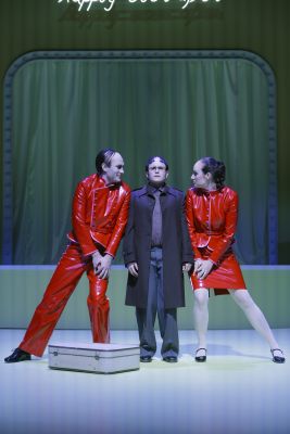 Paulina Alpen in ihrer Rolle steht mittig auf der Bühne und schaut in die Ferne. Lukas Darnstädt und Lena Brückner in ihren Rollen stehen rechts und links von ihr und schauen sie an.