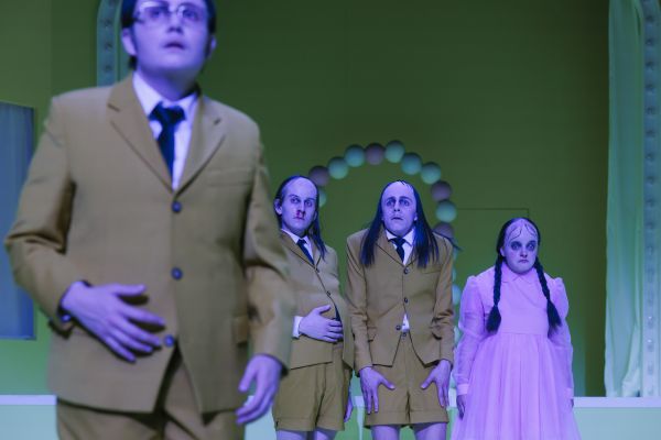 Paulina Alpen in ihrer Rolle steht vorne links und schaut in die Ferne. Lorenz Hochhuth, Julian Gutmann, Anne Stein stehen nebeneinander dahinter und schauen in Richtung Paulina Alpen.