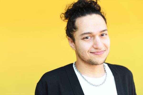 Portrait von Jawad Rajpoot von einer gelben Wand