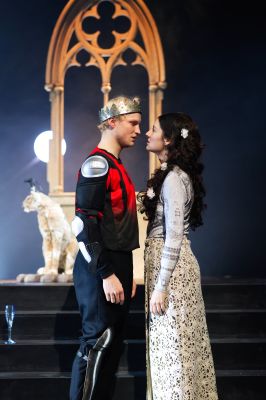 Anton Nürnberg, Lena Brückner (c) Gabriela Neeb Die Rollen von Anton Nürnber und Lena Brückner stehen sich eng gegenüber und schauen sich tief in die Augen.