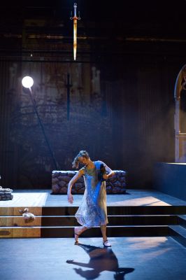 Liv Stapelfeldt (c) Gabriela Neeb Die Rolle von Liv Stapelfeldt tanzt über die Bühne.