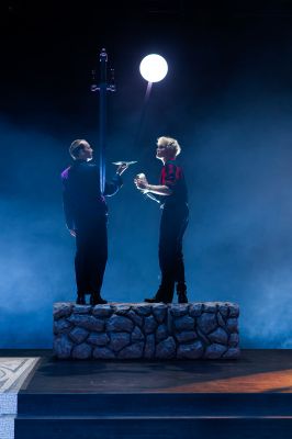 Steffen Link, Anton Nürnberg (c) Gabriela Neeb Die Rollen von Steffen Link und Anton Nürnberg stehen auf einer Steinmauer und unterhalten sich. Sie sind von Dunkelheit und Nebel umgeben.