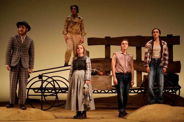 Die Rollen von Lorenz Hochhuth, Julian Gutmann, Anne Stein, Kjell Brutscheidt und Ruth Bohsung stehen versetzt auf der Bühne und blicken in die Ferne.