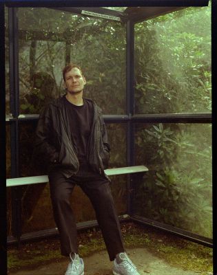 Bruno Kawelke (c) Susan Mcfadzean Portrait von Bruno Kawelke vor einem Hintergrund aus Pflanzen