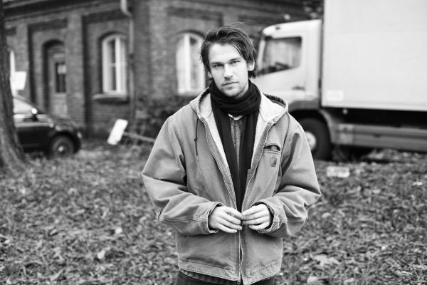 Portrait von Alexandros Koutsoulis in schwarz/weiß