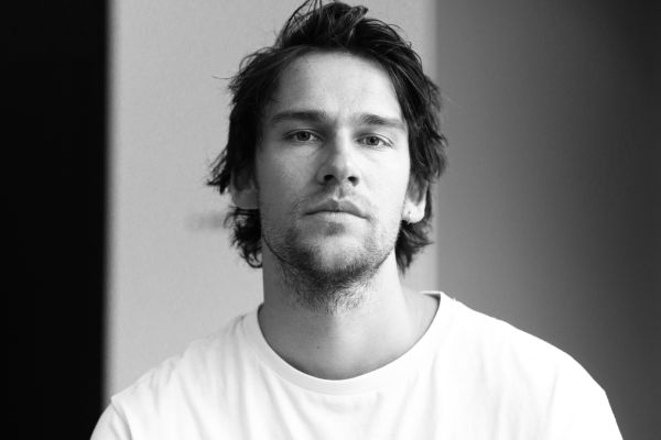 Portrait von Alexandros Koutsoulis in schwarz/weiß