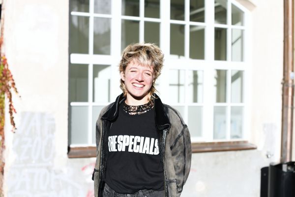 Portrait von Henriette Nagel stehend vor einem Fenster