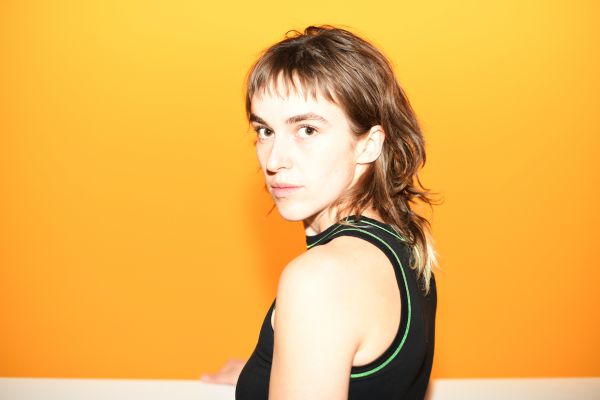 Portrait von Ruth Bohsung vor einer gelben Wand