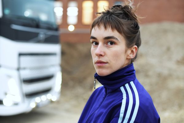 Portrait von Ruth Bohsung. Sie blickt direkt in die Kamera.