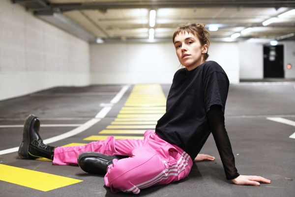 Portrait von Ruth Bohsung in einer Tiefgarage