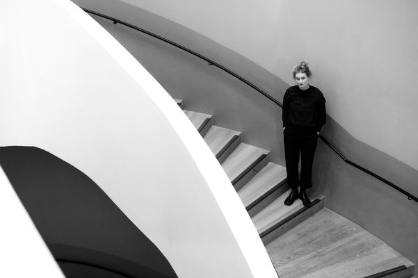 Liv Stapelfeldt (c) Gabriela Neeb Portraitfoto von Liv Stapelfeldt auf der Foyertreppe des Münchner Volkstheaters in schwarz/weiß