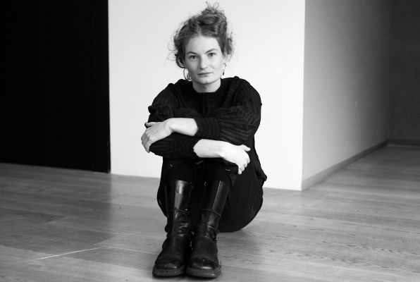 Liv Stapelfeldt (c) Gabriela Neeb Portraitfoto von Liv Stapelfeldt auf dem Boden sitzend in schwarz/weiß