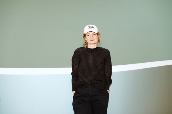 Liv Stapelfeldt (c) Gabriela Neeb Portraitfoto von Liv Stapelfeldt vor grünem Hintergrund