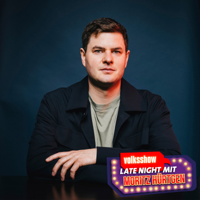 Portraitfoto von Moritz Hürtgen mit Volksshow-Logo