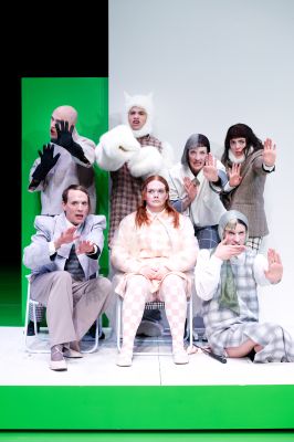 Sieben Personen, aufgestellt in zwei Reihen, schauen gerade aus.