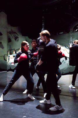 Luise Deborah Daberkow, Baran Sönmez und Max Poerting trainieren an einem Boxsack.