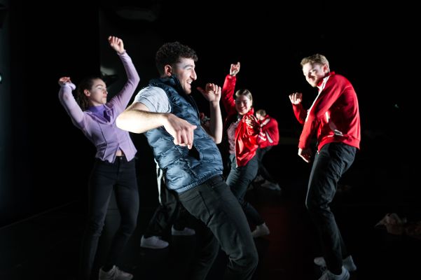 Die Spieler*innen tanzen.