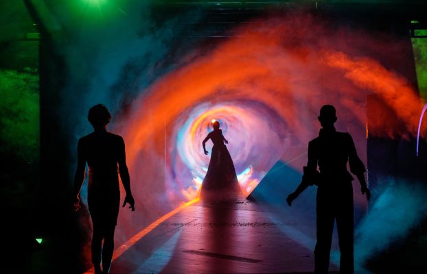 Frankenstein_Julian Gutmann, Jawad Rajpoot, Nina Noé Stehlin (c) Arno Declair Julian Gutmann, Jawad Rajpoot, Nina Noé Stehlin stehen vor rotem Nebel.