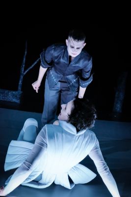 Frankenstein_Nina Noé Stehlin, Julian Gutmann (c) Arno Declair Nina Noé Stehlin ragt bedrohlich über den am Boden sitzenden Julian Gutmann.