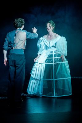 Frankenstein_Cedric Stern, Carolin Hartmann (c) Arno Declair Carolin Hartmann blickt entgeistert auf einen gestikulierenden Cedric Stern.