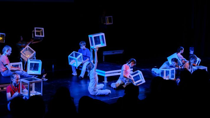 Jugendliche zeigen ein Theaterstück