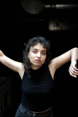 Genet Zegay (c) Gabriela Neeb Genet Zegay lehnt lässig in einer Tür