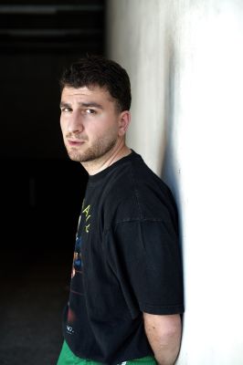 Baran Sönmez (c) Gabriela Neeb Baran Sönmez lehnt an einer kahlen Wand