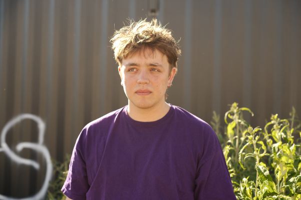 Lasse Stadelmann steht in der Sonne