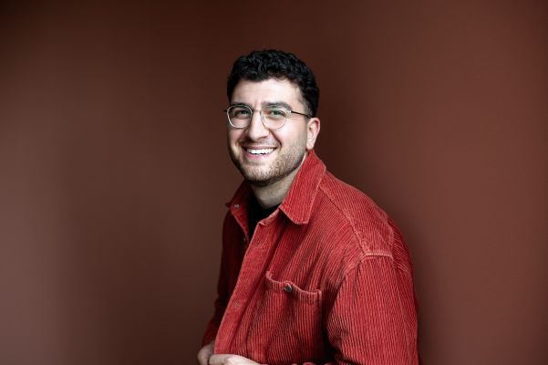 Baran Sönmez (c) Gabriela Neeb Baran Sönmez lacht in die Kamera