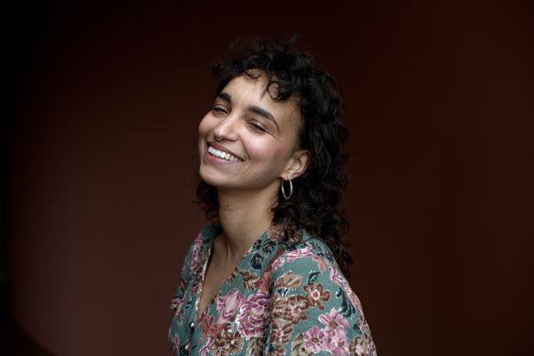 Genet Zegay (c) Gabriela Neeb Genet Zegay legt lächelnd den Kopf in den Nacken