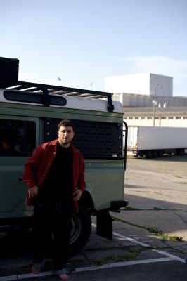 Baran Sönmez (c) Gabriela Neeb Baran Sönmez auf einem Parkplatz